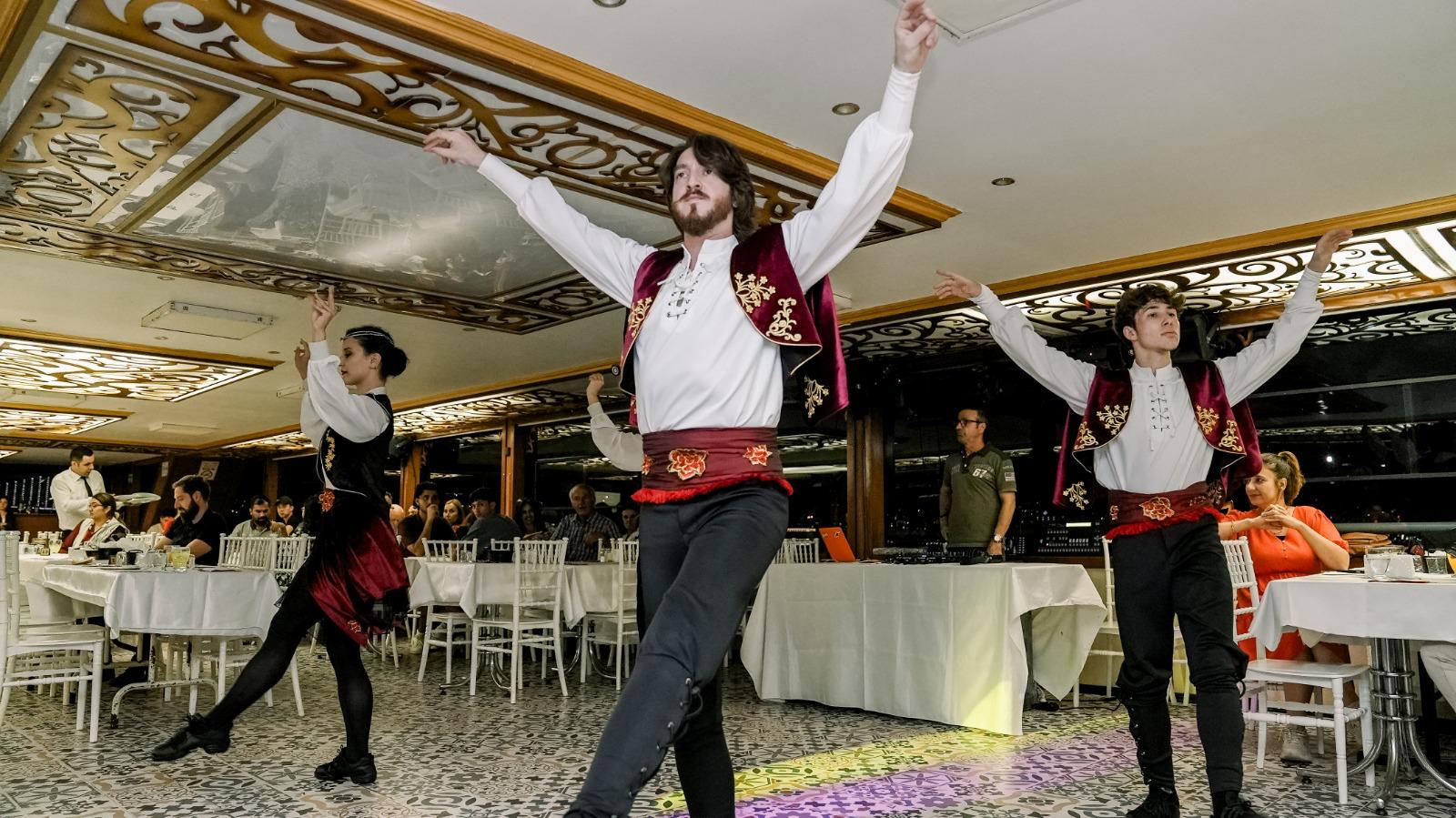 Fiesta Package 4 : Bosphorus Dinner Cruise - VIP Front Table ( Unlimited Soft Drink + Dinner + Turkish Show + Meeting Point)