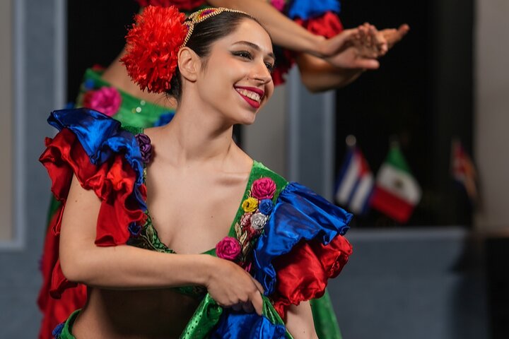 Fiesta Package 19 : DINNER CRUISE WITH BIRTHDAY CAKE AND SONG - BEST TABLE