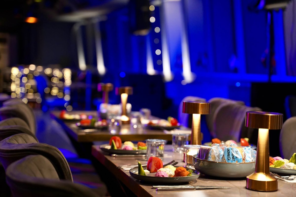 Fiesta Package 19 : DINNER CRUISE WITH BIRTHDAY CAKE AND SONG - BEST TABLE