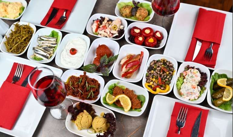 Fiesta Package 21 : BOSPHORUS DINNER CRUISE & TURKISH NIGHT SHOW (STANDARD TABLE VIP LARGE MENU WITH DRINKS)