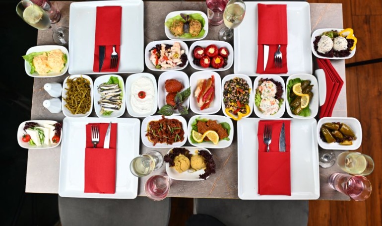 Fiesta Package 23 : BOSPHORUS DINNER CRUISE & TURKISH NIGHT SHOW (CLOSE TO SHOW TABLE VIP LARGE MENU WITH DRINKS)