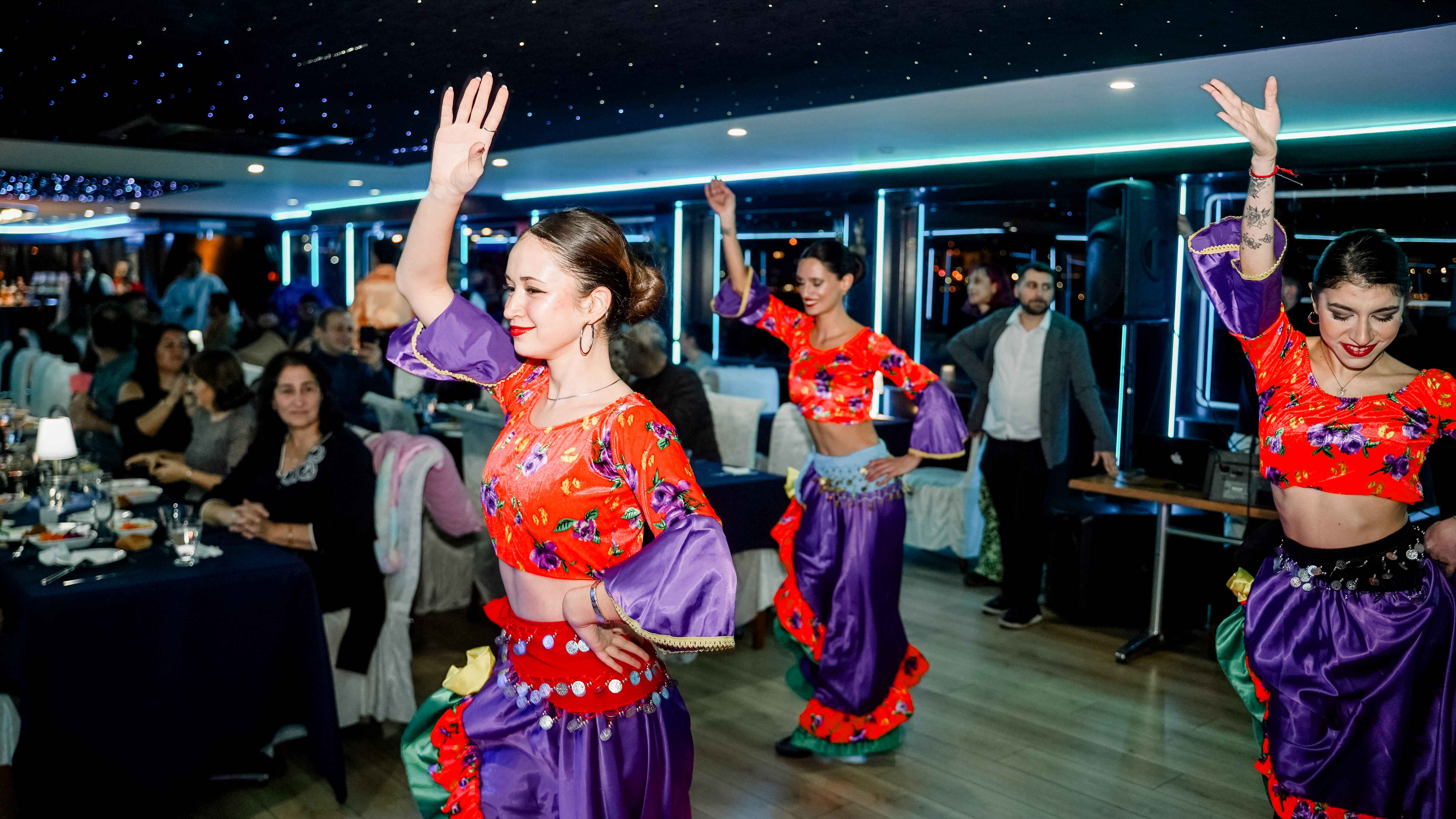 Glow Package 2 : Bosphorus Dinner Cruise with Turkish Night Show - CLOSE TO SHOW (MIDDLE) TABLE - NON ALCOHOL