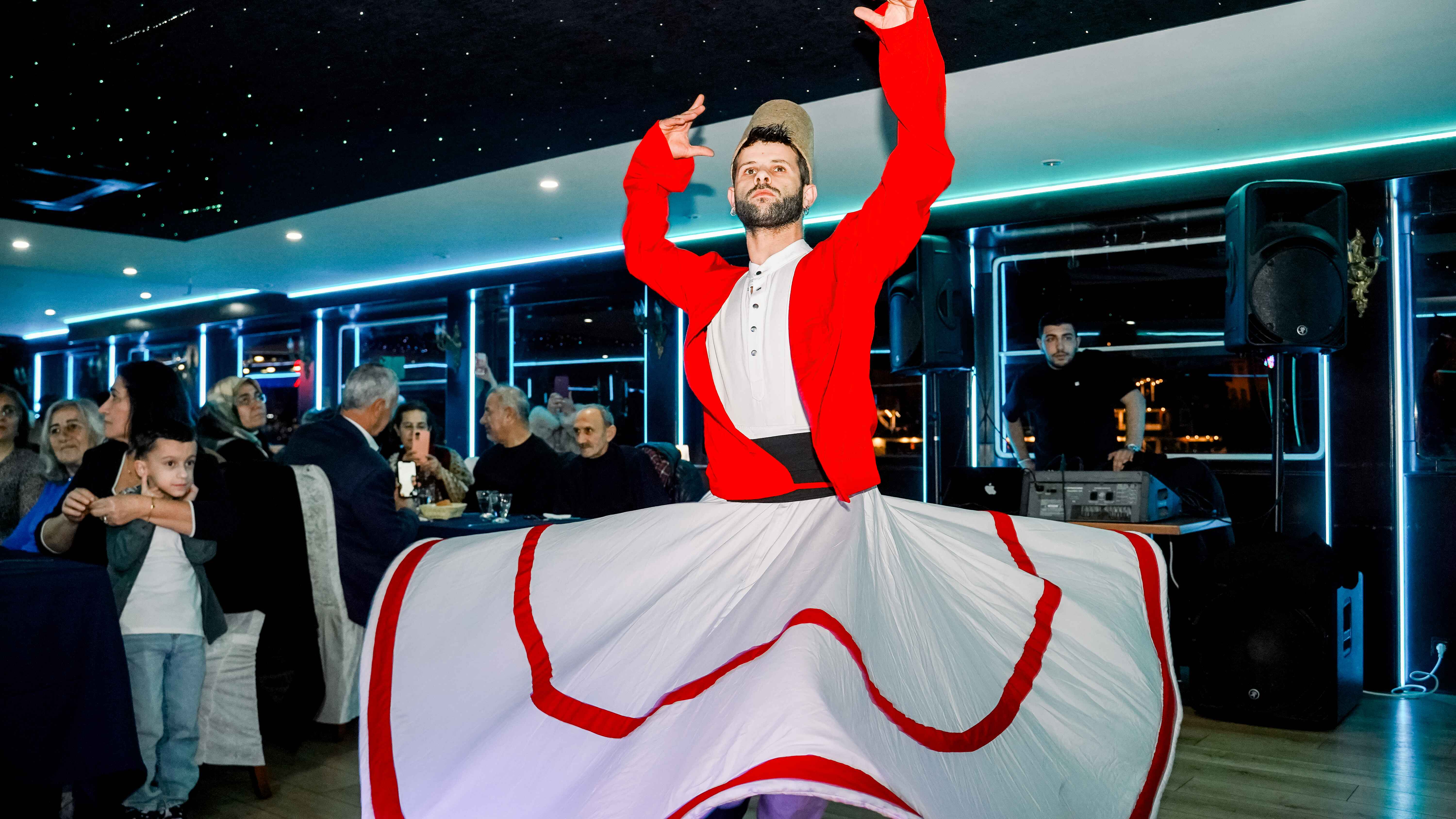 Glow Package 3 : Bosphorus Dinner Cruise with Turkish Night Show - VIP (FRONT) TABLE - NON ALCOHOL