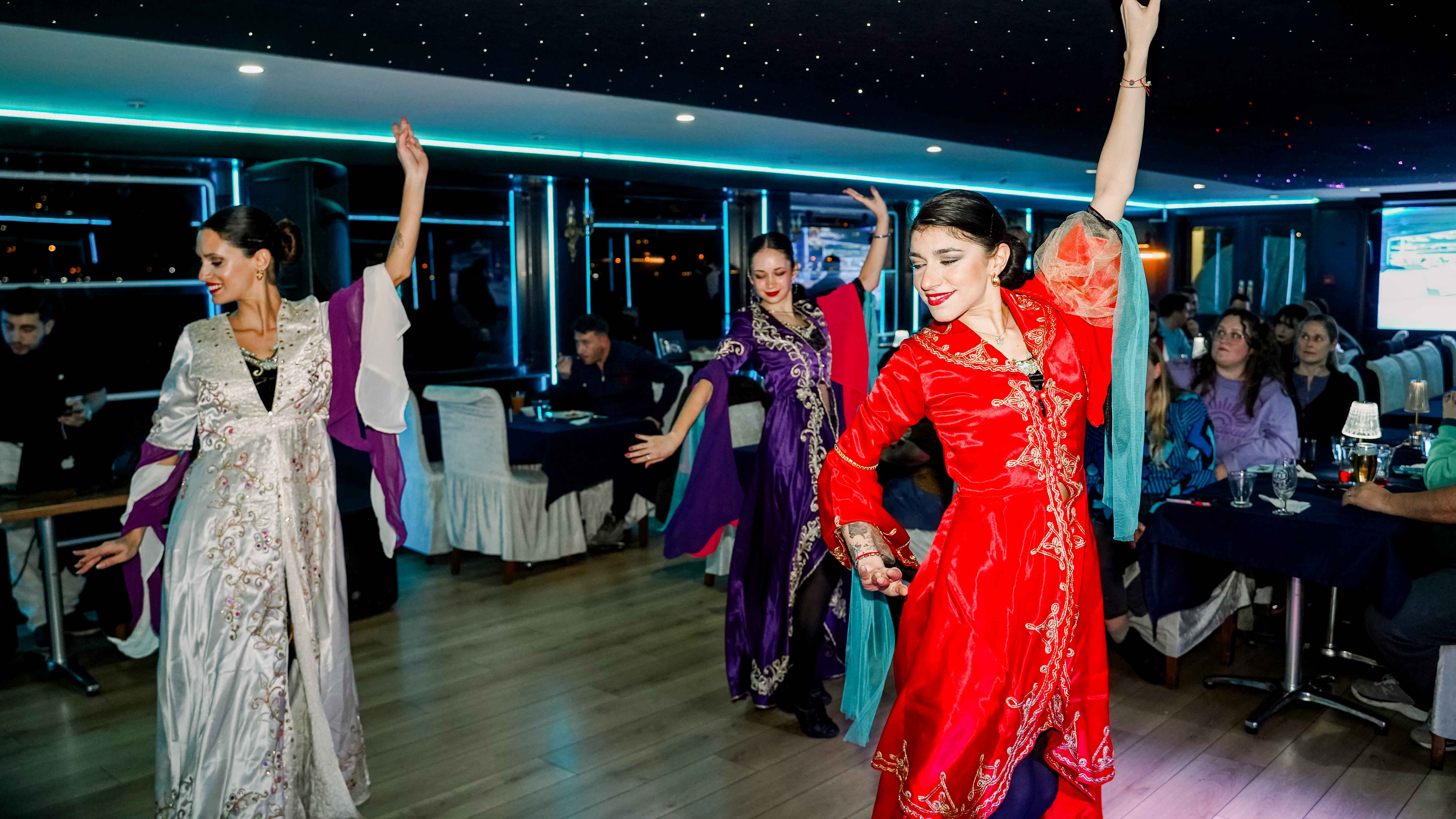 Glow Package 5 : BOSPHORUS DINNER CRUISE AND TURKISH SHOWS - CLOSE TO SHOW (MIDDLE) TABLE - WITH ALCOHOL