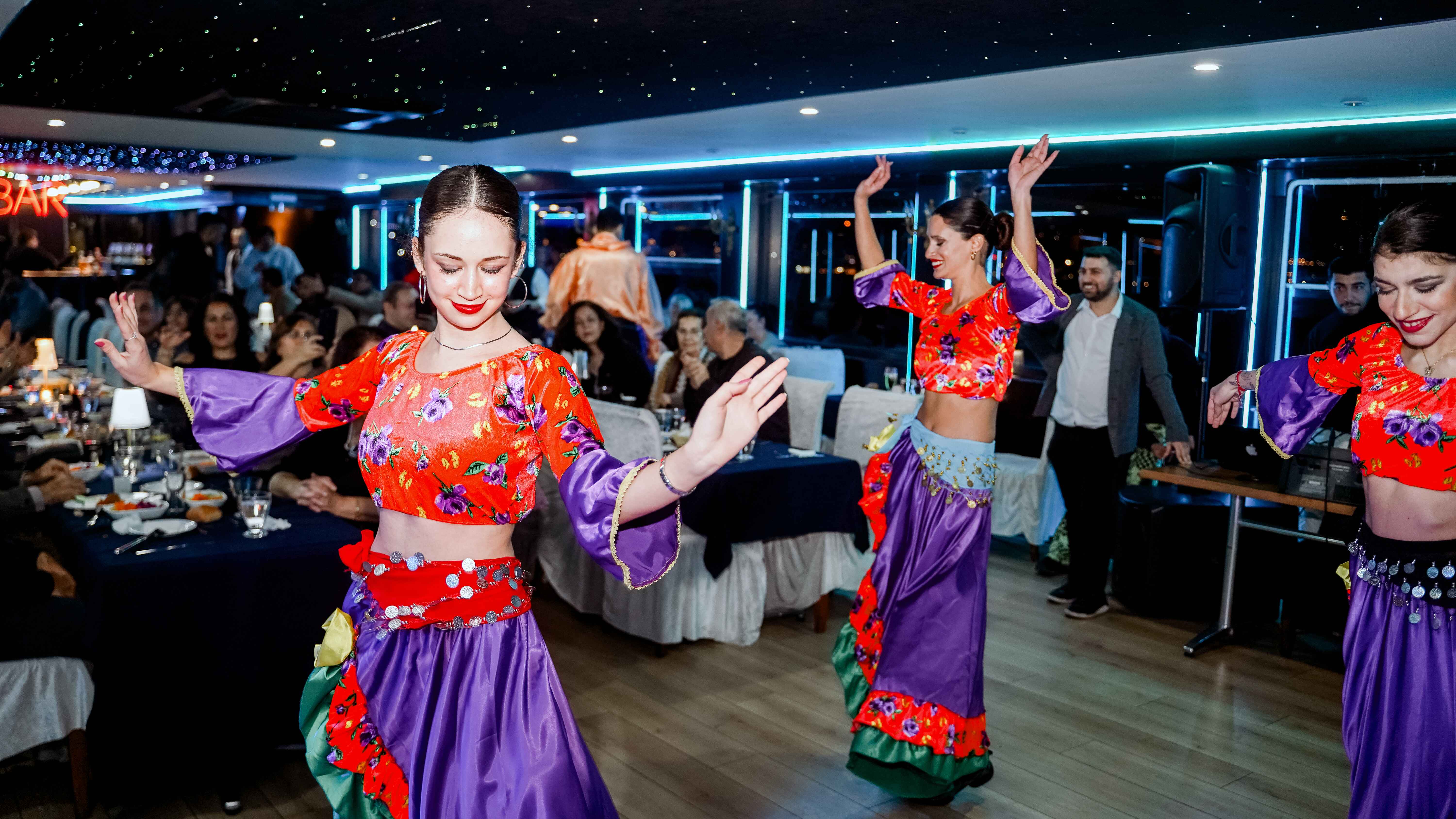 Glow Package 5 : BOSPHORUS DINNER CRUISE AND TURKISH SHOWS - CLOSE TO SHOW (MIDDLE) TABLE - WITH ALCOHOL