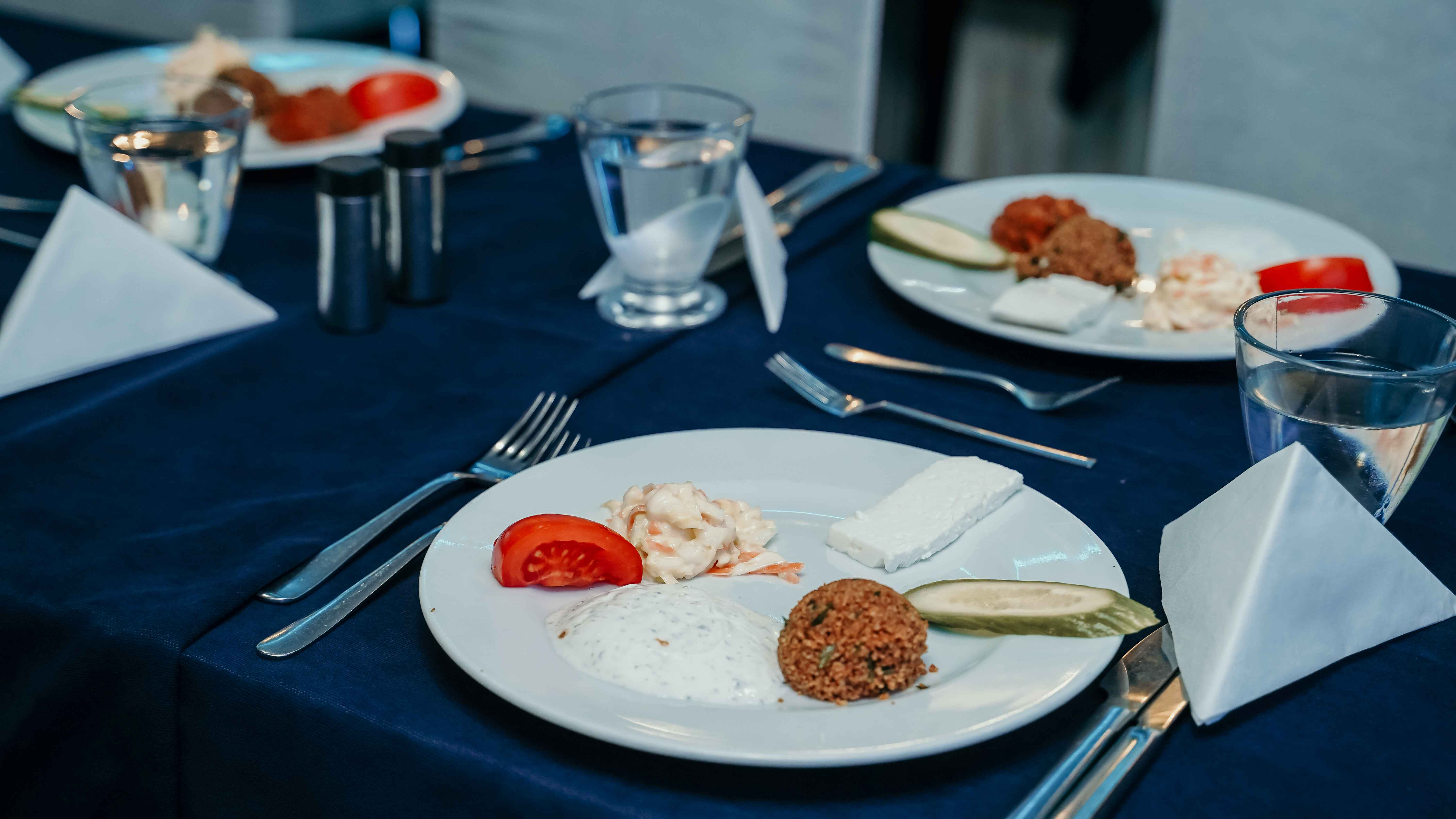 Glow Package 5 : BOSPHORUS DINNER CRUISE AND TURKISH SHOWS - CLOSE TO SHOW (MIDDLE) TABLE - WITH ALCOHOL