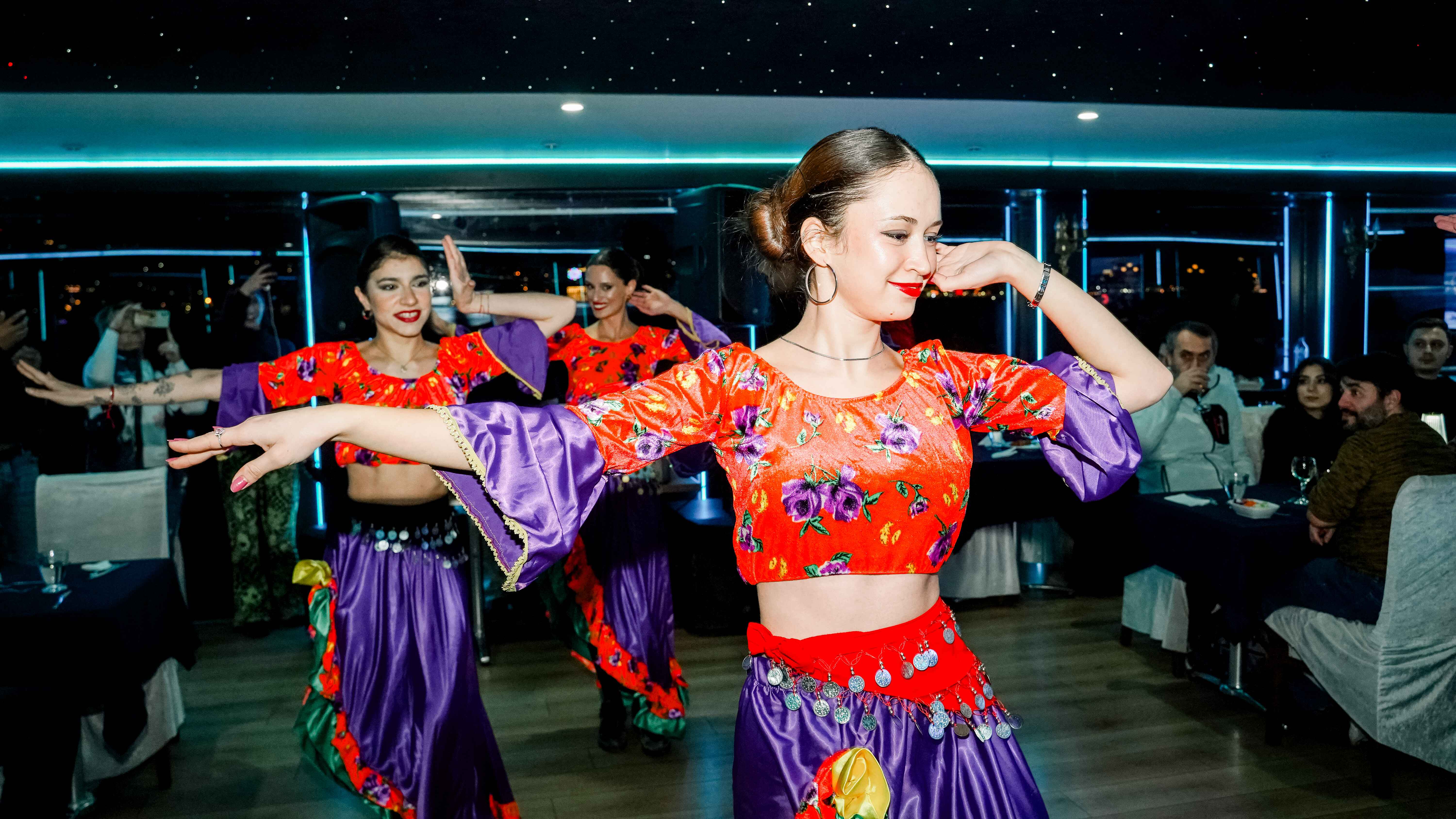 Glow Package 5 : BOSPHORUS DINNER CRUISE AND TURKISH SHOWS - CLOSE TO SHOW (MIDDLE) TABLE - WITH ALCOHOL