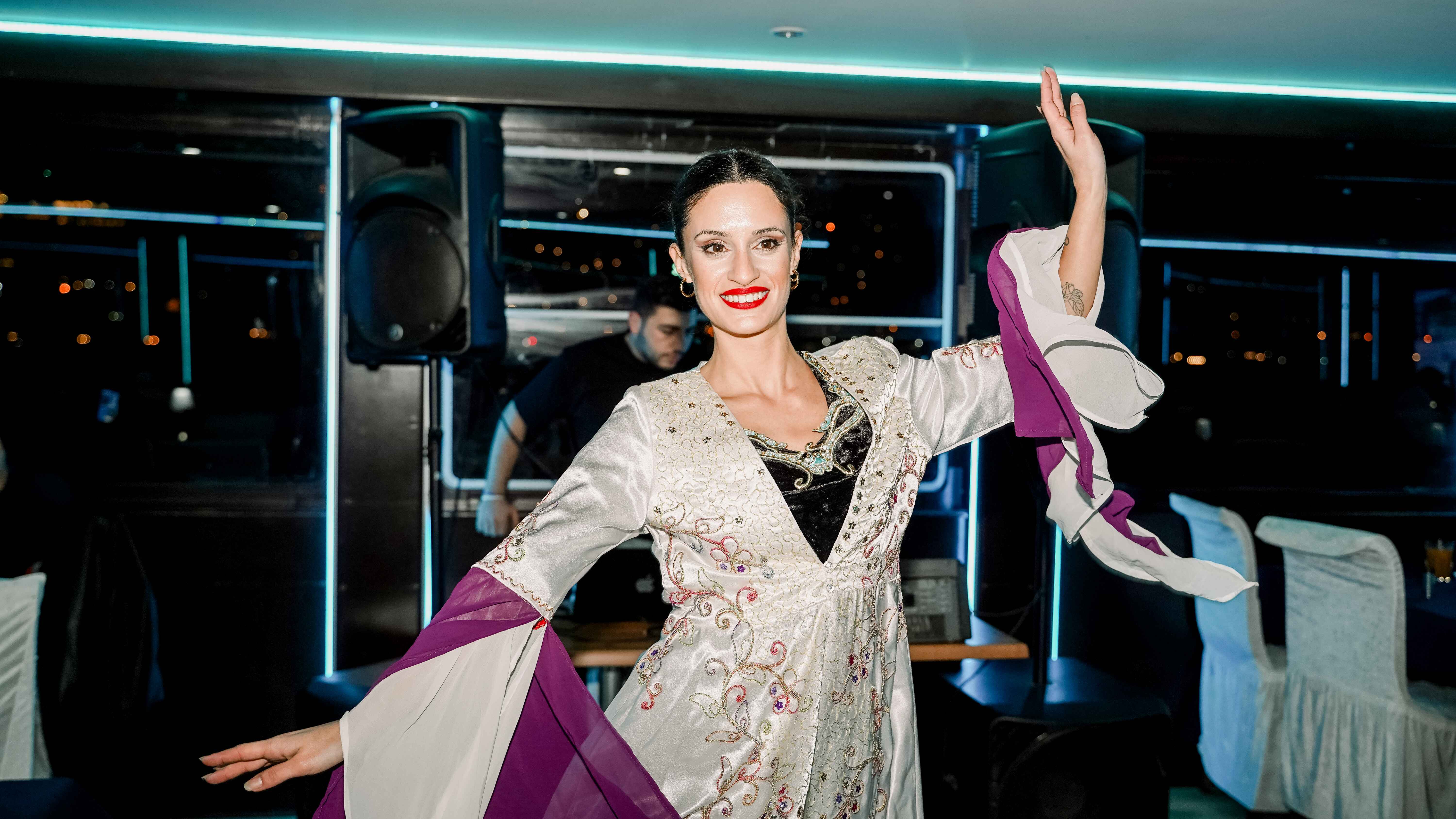 Glow Package 6 : BOSPHORUS DINNER CRUISE AND TURKISH SHOWS - VIP (FRONT) TABLE WITH ALCOHOL