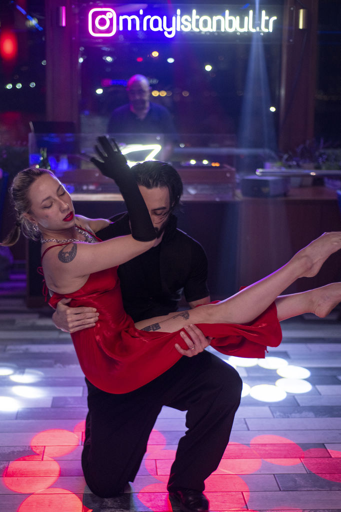 Sultania Package 3 : Bosphorus V.I.P Dinner Cruise & Turkish Night Shows ( VİP 1 ST ROW Table) 